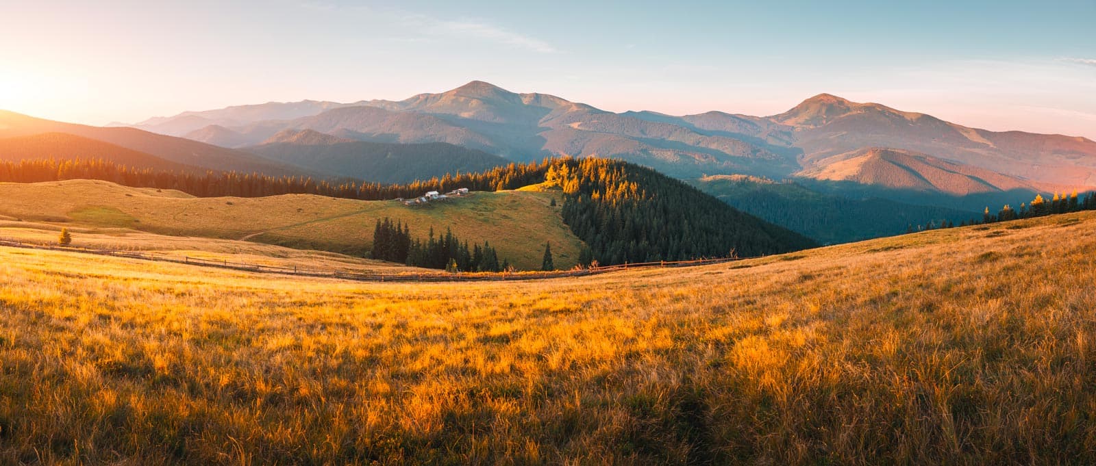 Paysage des Carpates au lever du soleil