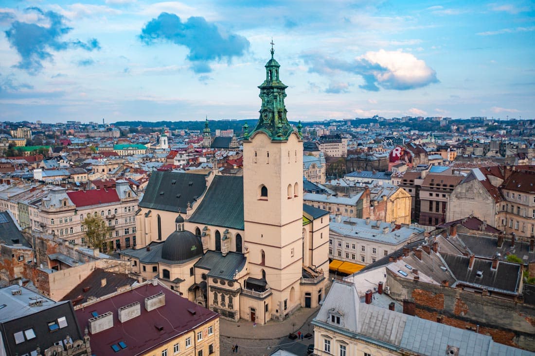 Vue aérienne des clochers de Lviv
