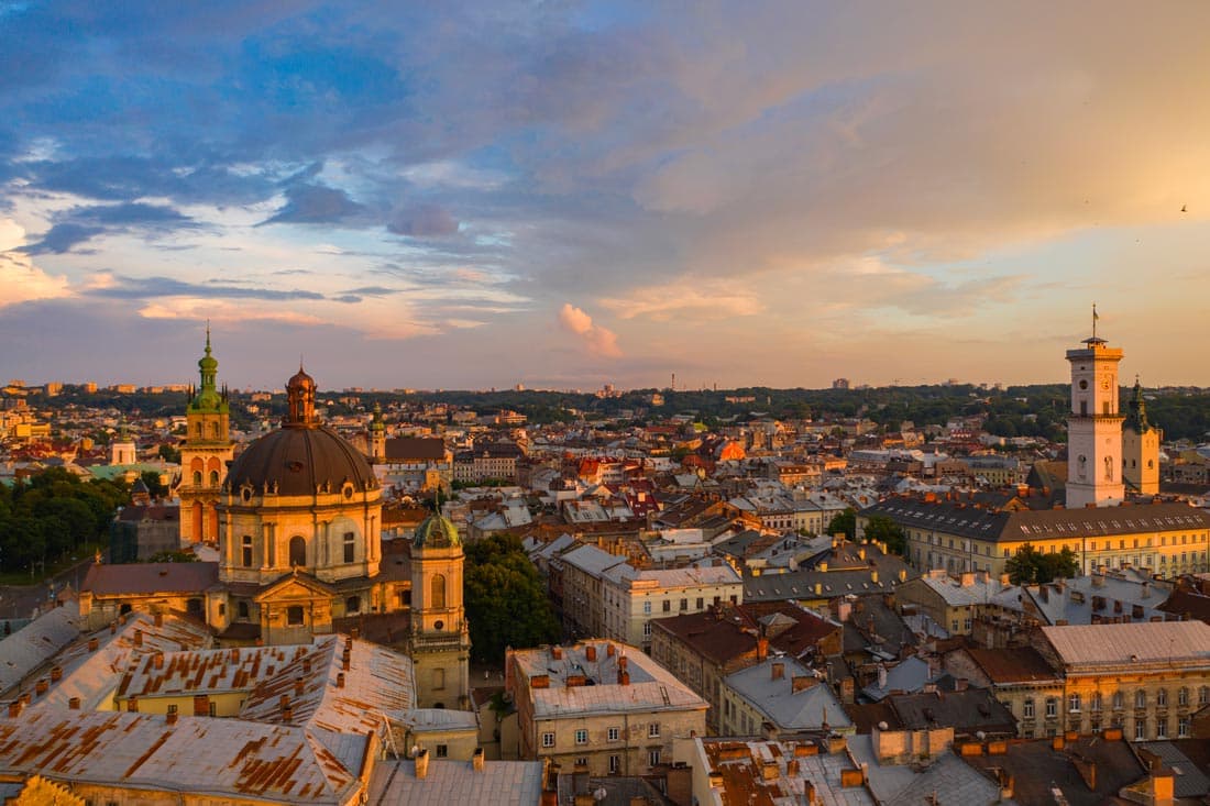 Lumière dorée sur les toits de Lviv