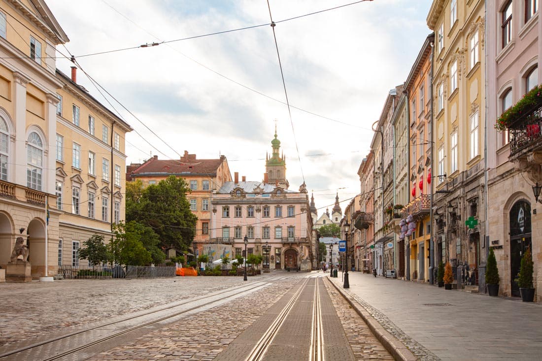 Ruelle pavée de la vieille ville de Lviv