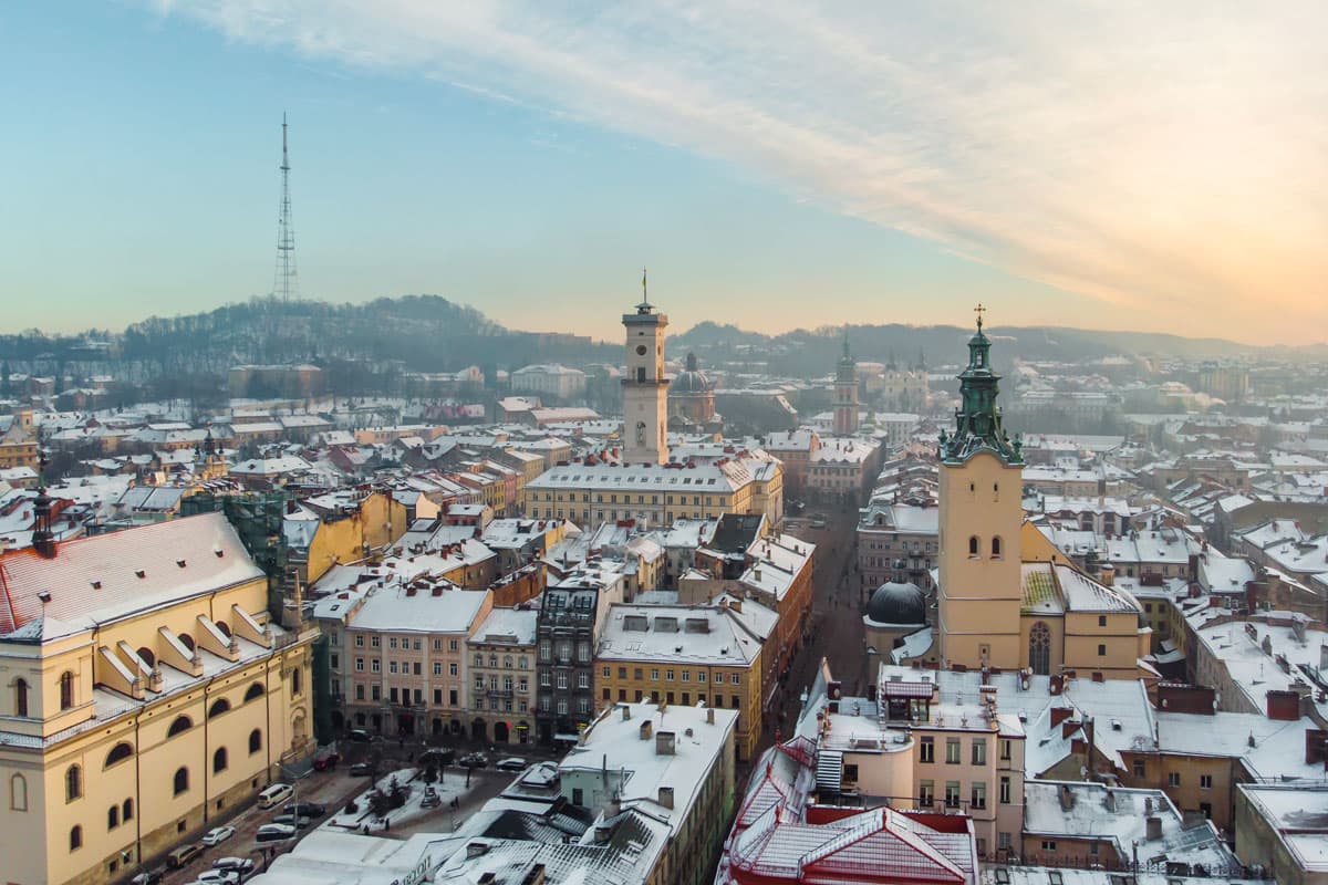 Toits enneigés du centre historique de Lviv