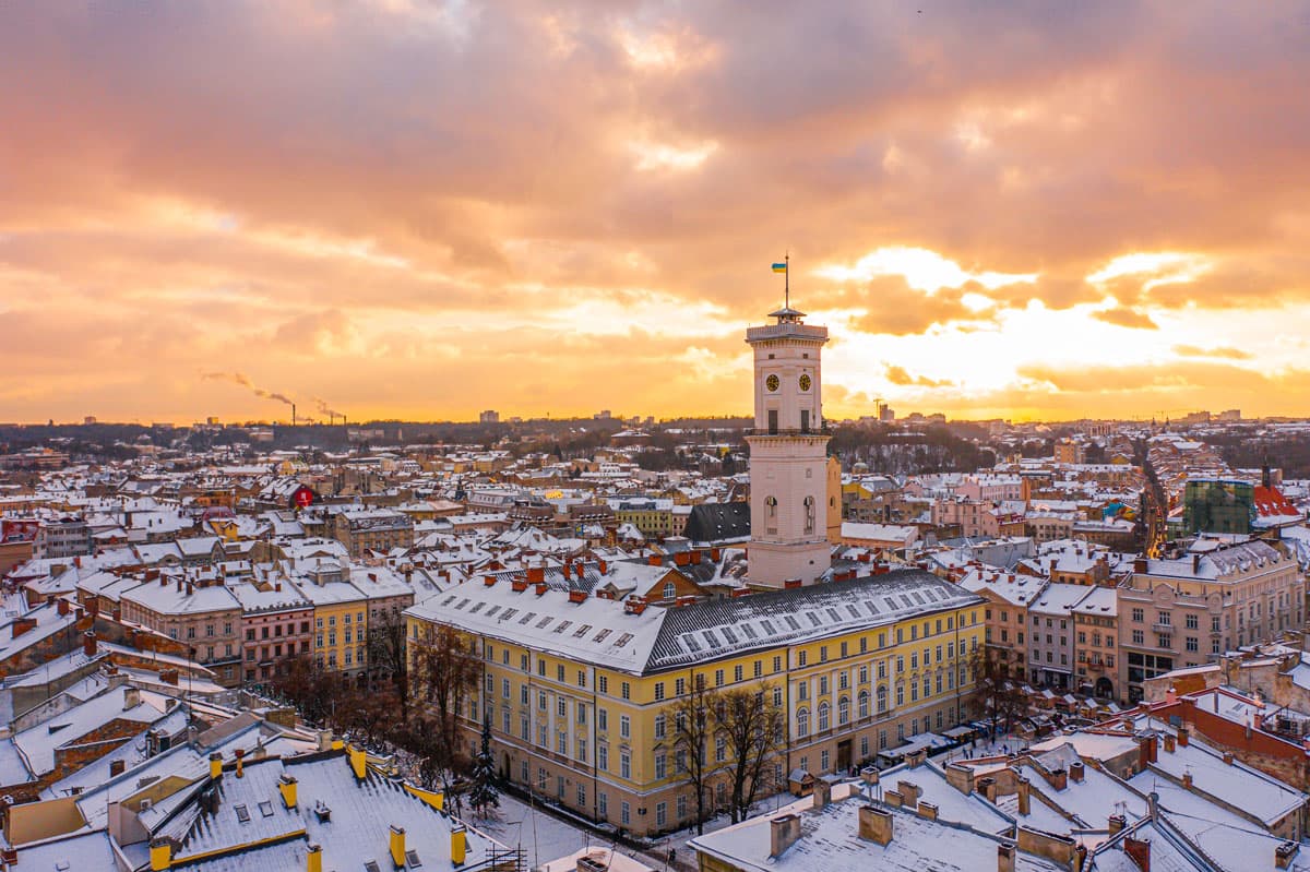 Beffroi de Lviv sous la neige au coucher du soleil